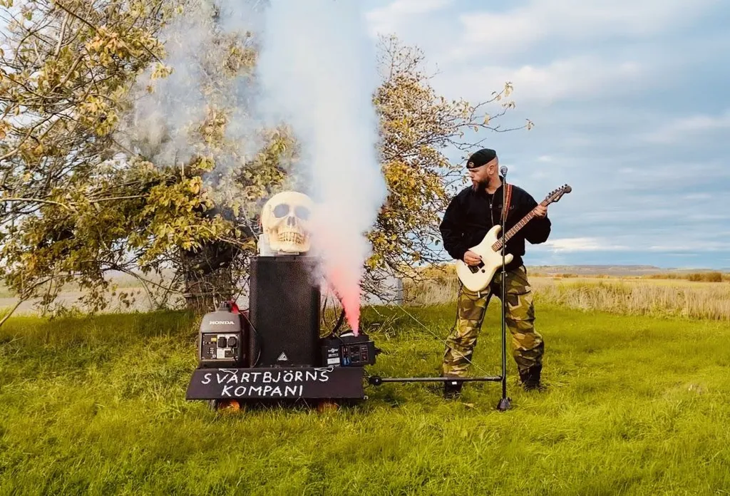 Svartbjörn am Strandkanten